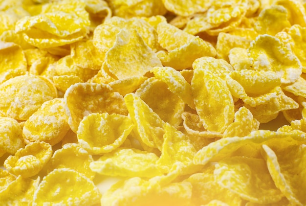 Żółte płatki kukurydziane z bliska zdjęcie Tekstura żywności tło widok z góry Zdjęcia makro Idealne śniadanie