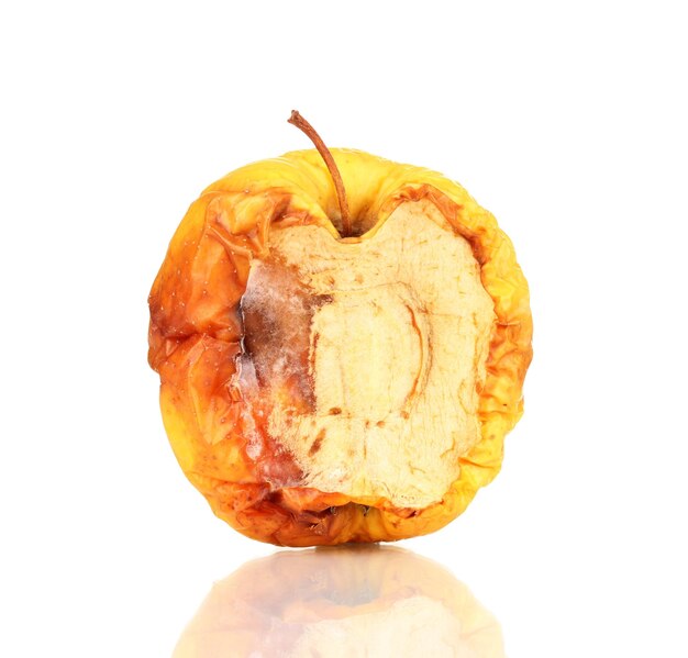 Zdjęcie Żółte pleśniące jabłko jako pojęcie problemów skórnych izolowane na białym