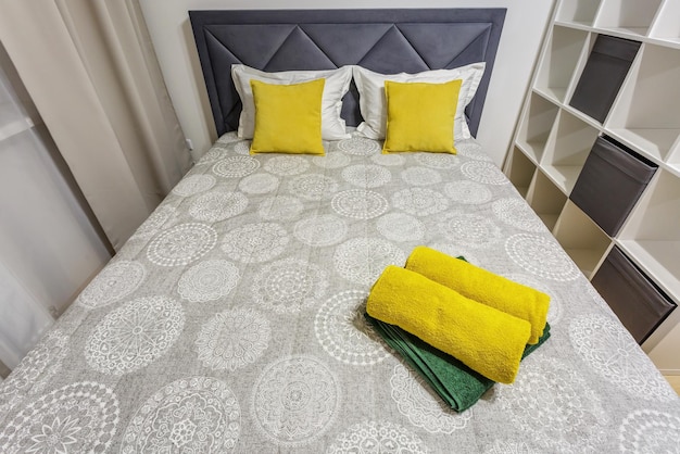 Żółte poduszki na dużym podwójnym łóżku