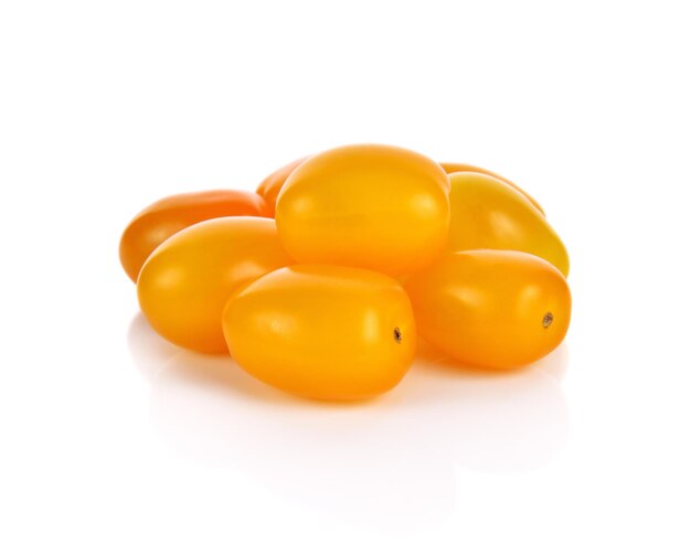 Żółte pomidory na białym tle
