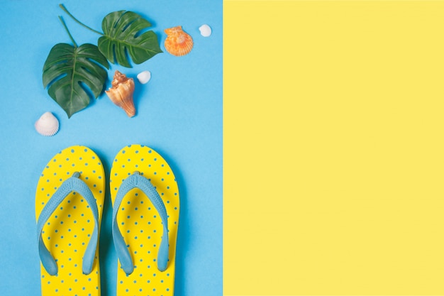 Żółte Sandały Na Niebieskim I żółtym Tle Koloru