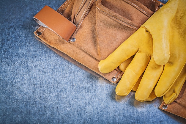 Żółte Skórzane Rękawice Ochronne Pasek Narzędziowy Na Koncepcji Budowy Metalicznego Tła.