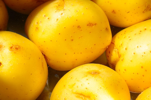 Żółte świeże ziemniaki gotuje się w wodzie