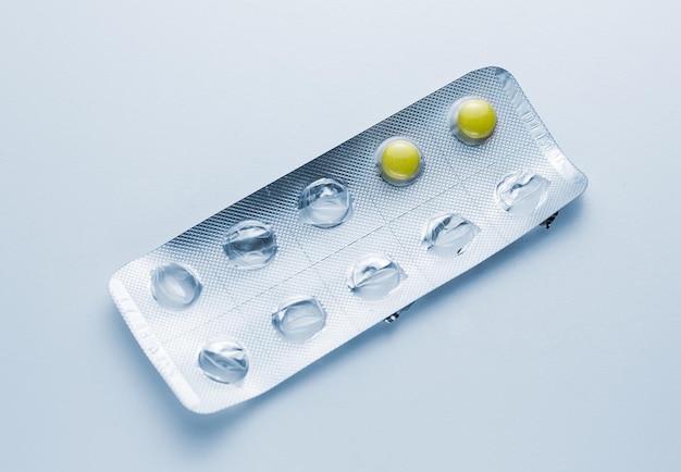 Żółte tabletki tabletki grypa w opakowaniu blistrowym lekarz antybiotyk apteka medycyna medyczna