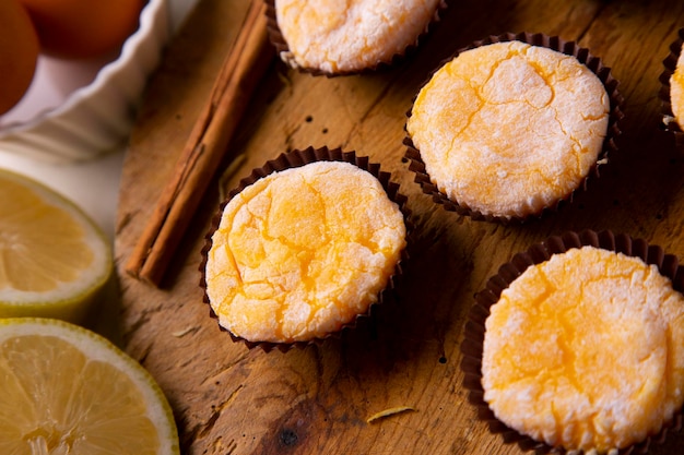 Żółtka Santa Teresa to tradycyjny hiszpański deser, który składa się z cukru i żółtka jaja.