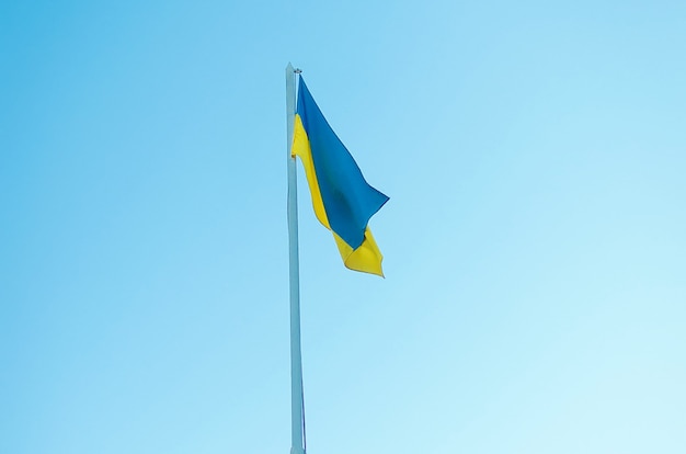 Żółto-niebieska Flaga Ukrainy Na Słupie Na Tle Błękitnego Nieba. Oficjalna Flaga Państwa Ukraińskiego