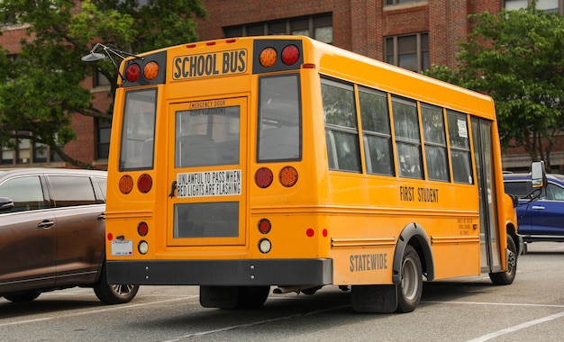 Żółty autobus szkolny symbolizuje edukację, dzieciństwo, naukę, bezpieczeństwo społeczności i podróż k