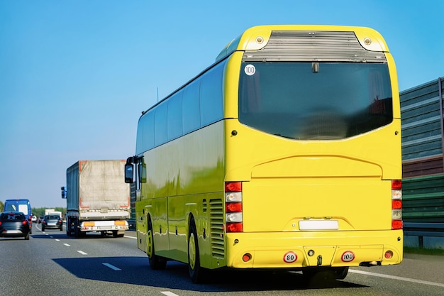 Zdjęcie Żółty autobus turystyczny na drodze w polsce. koncepcja podróży.