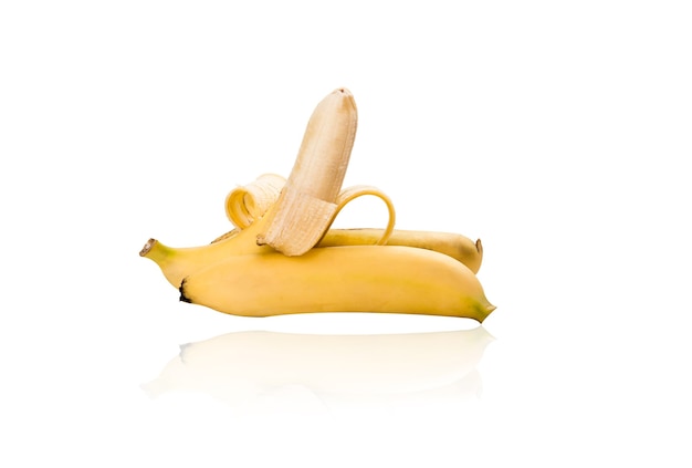 Żółty banan na białym tle