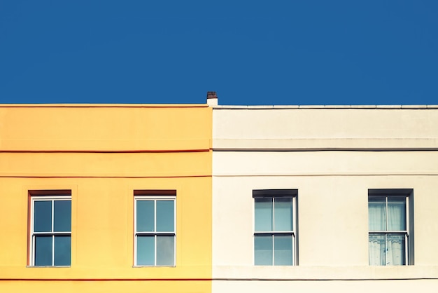 Żółty dom biały dom i błękitne niebo Styl minimalizmu z miejscem na tekst
