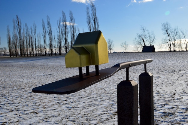 Zdjęcie Żółty domek dla ptaków na drewnie