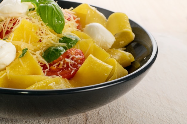 Żółty gotowany makaron pappardelle, fettuccine lub tagliatelle z bliska