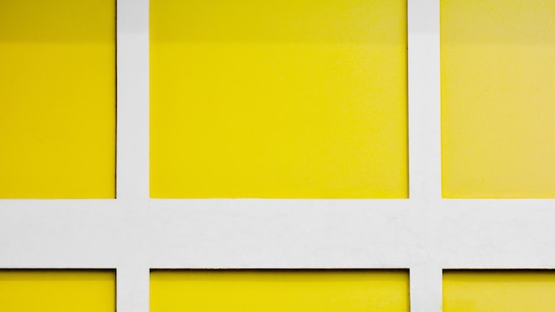 Żółty i biały betonowej ściany tło.