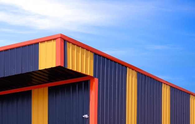 Żółty i czarny alternatywny wzór budynku magazynu przemysłowego z aluminium na tle niebieskiego nieba