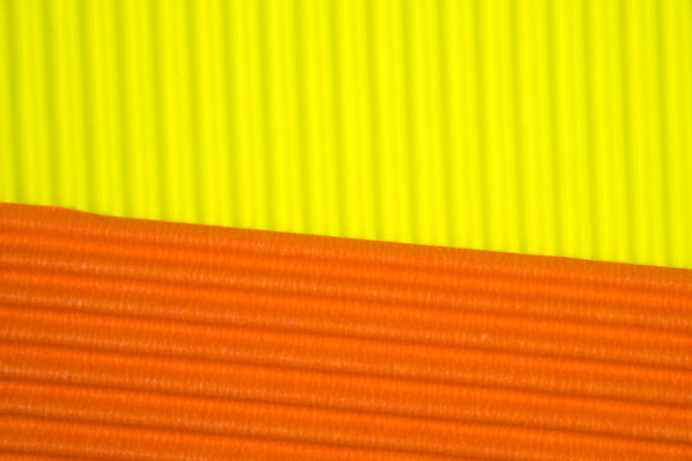 Żółty i pomarańczowy falistej tekstury papieru