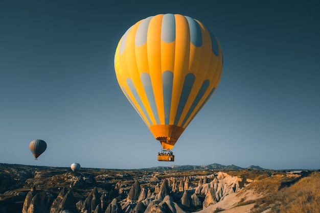Żółty jasny balon na gorące powietrze ze wzrostem turystów