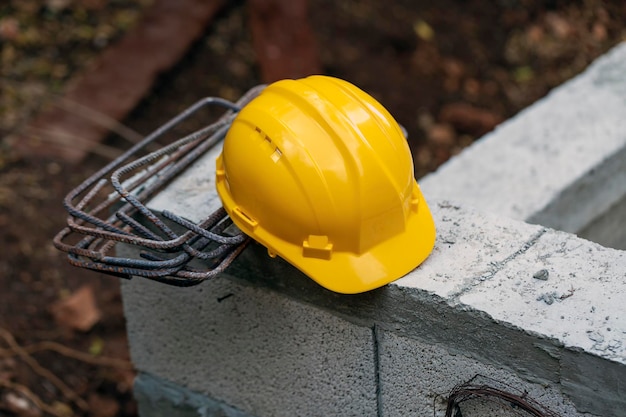 Żółty kask roboczy kask ochronny Kask budowlany narzędzia bezpieczeństwa sprzęt dla pracowników na placu budowy dla ochrony inżynieryjnej standard głowy na budownictwie ŚOI do bezpiecznej pracy