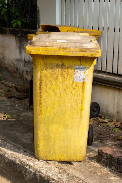 Żółty kosz na śmieci może wyczyścić recykling kosza na śmieci