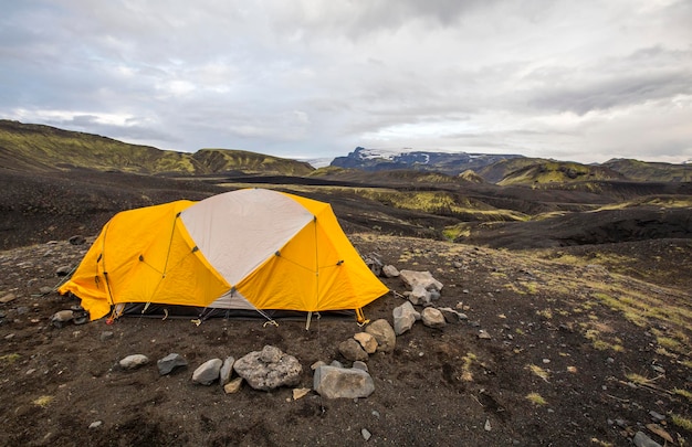 Żółty namiot w schronisku Landmannalaugar na trekking na Islandii