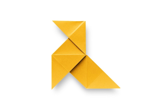 Żółty papier kura origami na białym tle na pustym białym tle. Cocotte en papier