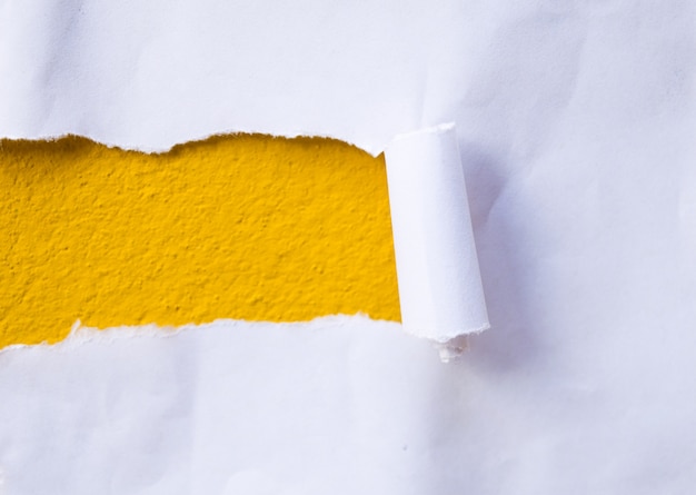 żółty papier rozdarty ściany