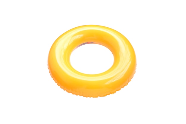 Żółty pierścień pływacki izolowany na białym tle