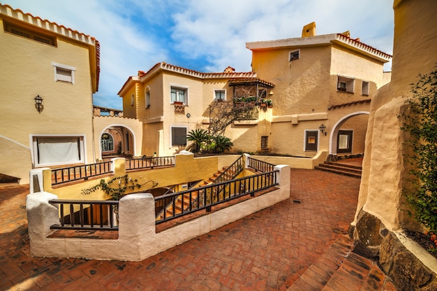 Żółty plac w Porto Cervo