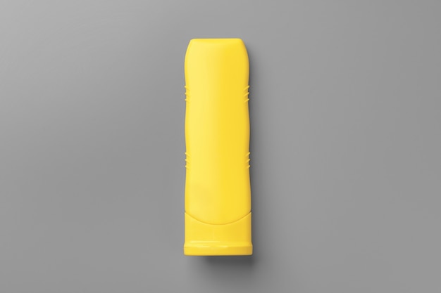 Żółty pojemnik kosmetyczny na szaro