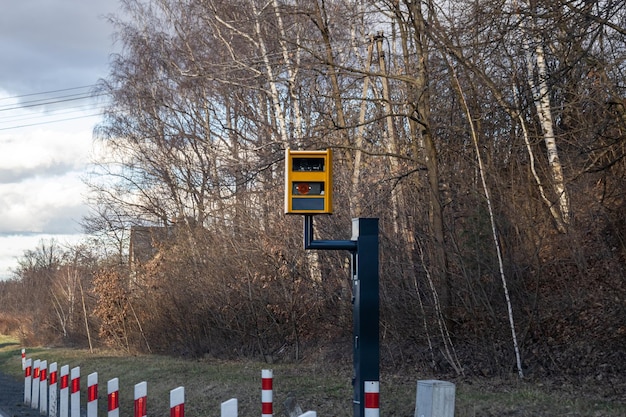 Żółty radar drogowy mierzy prędkość ruchu