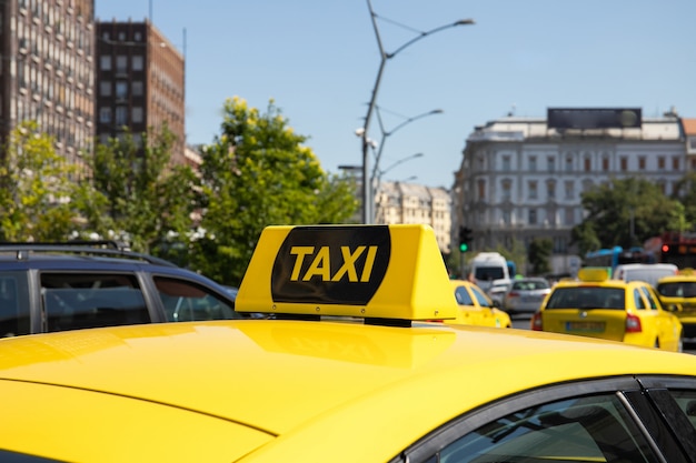 Żółty Samochód Taxi Z Kontrolerem