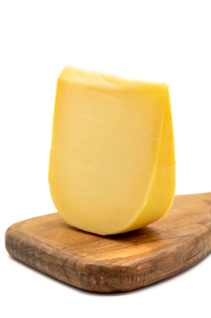 Żółty ser gouda Twardy holenderski ser gouda izolowany na białym tle z bliska
