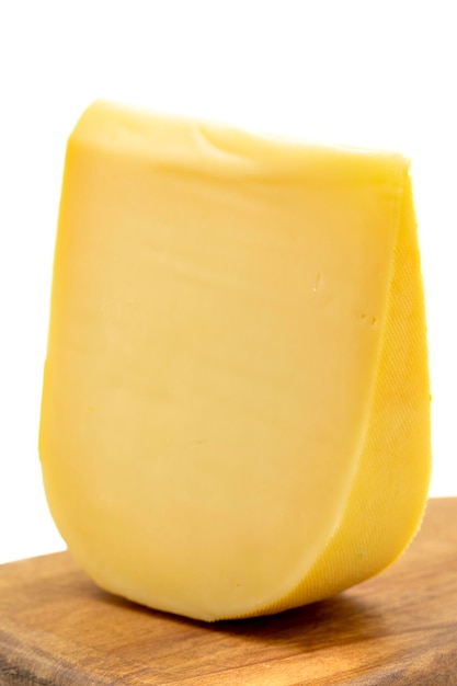 Żółty ser gouda Twardy holenderski ser gouda izolowany na białym tle z bliska