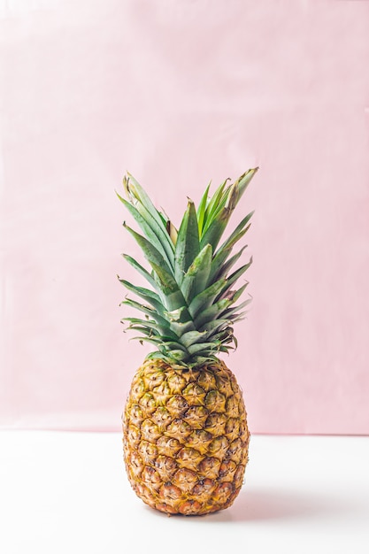 Zdjęcie Żółty soczysty świeży ananas na różowo