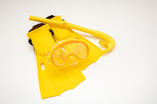 Żółty sprzęt do nurkowania maska fajka i płetwy izolowane na przezroczystym tle PNG