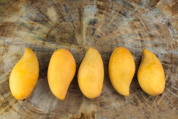 Żółty Stół Z Prawdziwego Drewna Fresh Mangos. Owoce Tropikalne Mango.