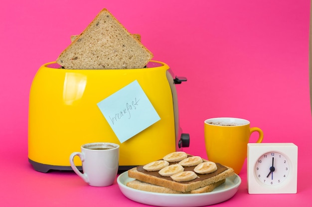Żółty toster na różowym tle
