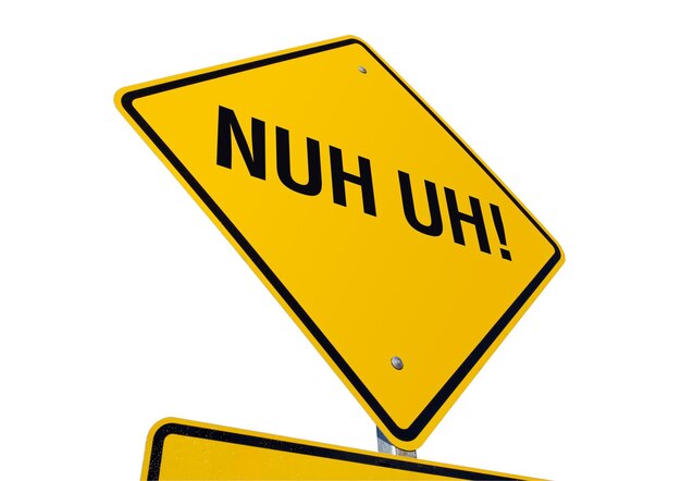Żółty znak drogowy Nuh Uh odizolowany na białym