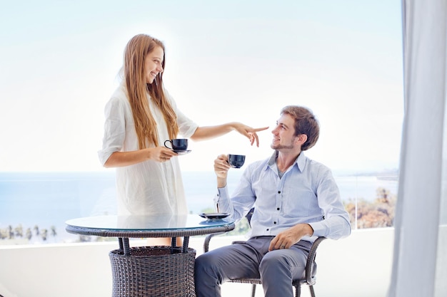 Żona flirtuje z mężem przy porannej kawie