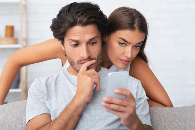 Żona szpieguje męża podczas rozmowy telefonicznej w domu