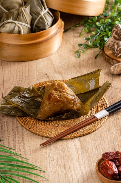 zongzi lub bakcang chińskie pikantne knedle z kleistego ryżu