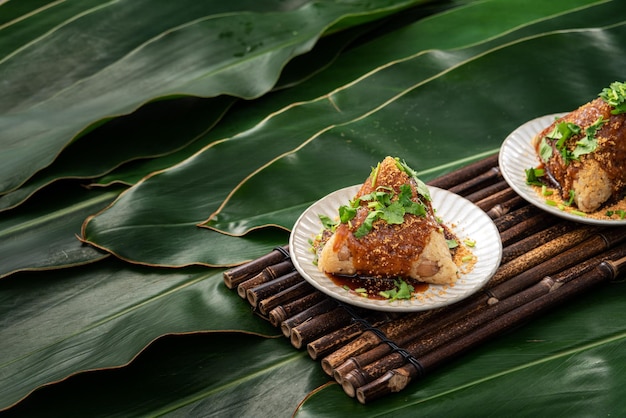 Zongzi warzywne Wegetariańskie knedle ryżowe do tradycyjnego chińskiego festiwalu Duanwu Dragon Boat Festival z kleistymi orzeszkami ryżowymi i kolendrą