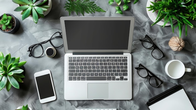Zorganizowane biurko z laptopami i nowoczesnymi akcesoriami do pracy w domowym otoczeniu