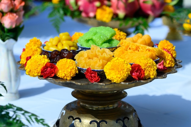 Zdjęcie zorganizowano różne owoce i ofiary na ceremonię uwielbienia bogów hinduizmu
