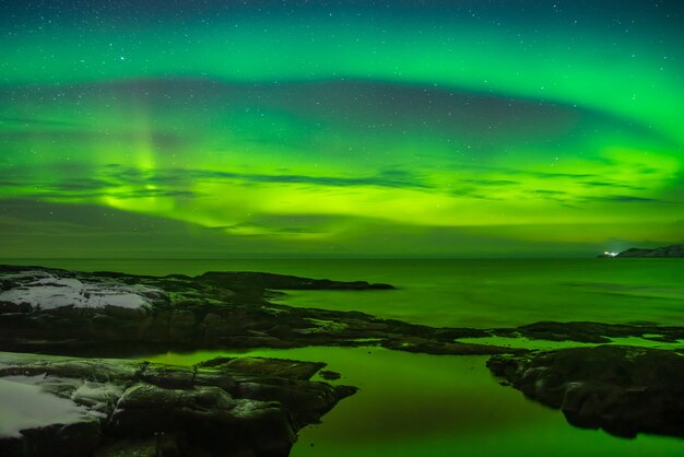 Zorza polarna (Aurora borealis) na niebie nad Morzem Barentsa