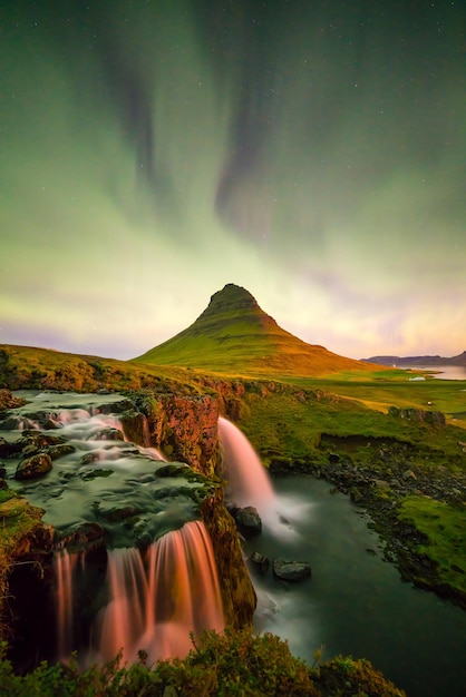 Zorza polarna nad górą Kirkjufell w Islandii