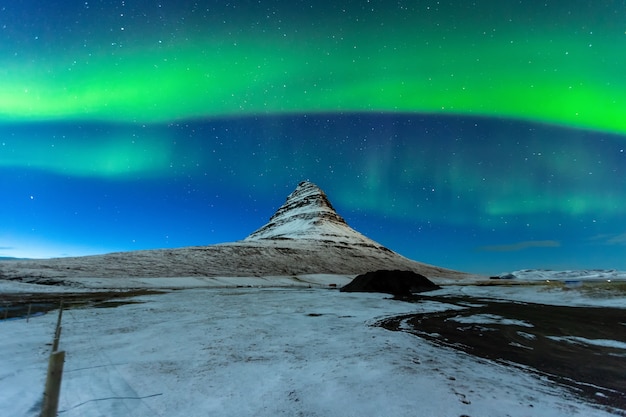 Zorzy Borealis lub północny światło nad kirkjufell góra w Iceland