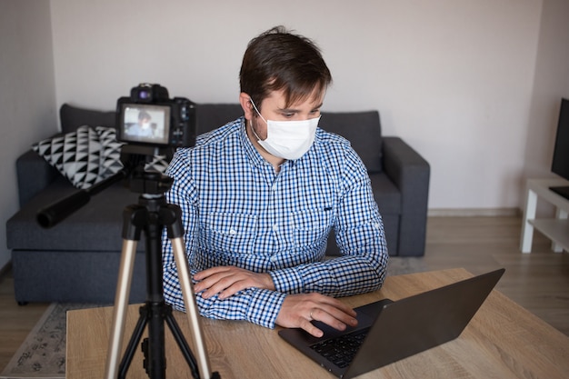 Zostań W Domu, Bądź Bezpieczny. Bloger Biznesowy Nagrywający Wideo W Domu Podczas Pobytu W Kwarantannie Koronawirusa