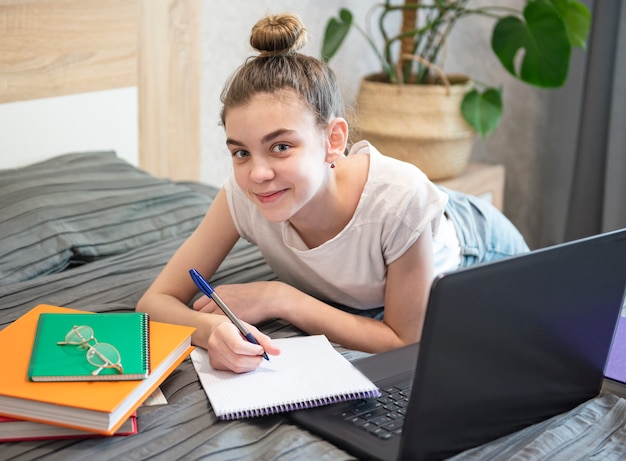 Zostań w domu. Edukacja online.