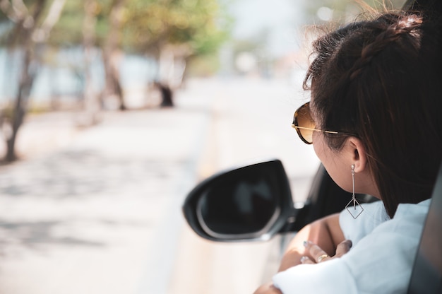 Zrelaksowana Szczęśliwa Azjatycka Kobieta Na Lata Roadtrip Podróży Wakacje