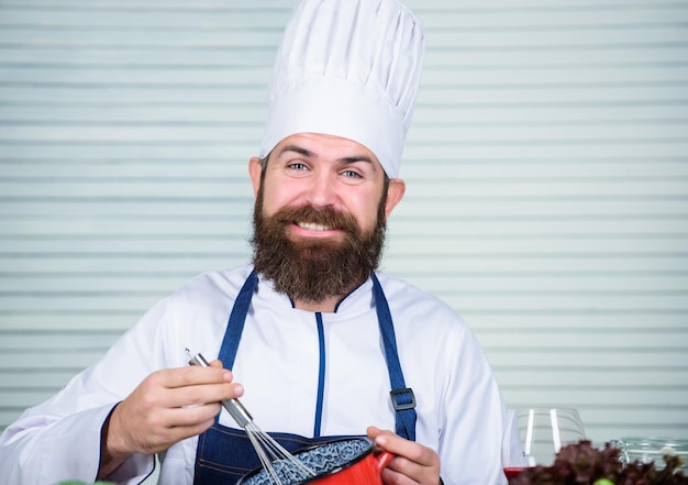 Zrobiłem to Sałatka wegetariańska ze świeżymi warzywami Zdrowa żywność Gotowanie Dojrzały hipster z brodą Kuchnia kulinarna Witamina Dieta żywność organiczna Szczęśliwy brodaty mężczyzna przepis szefa kuchni